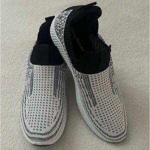 NWOT Tommy Bahama Women’s Sneakers. Size 9